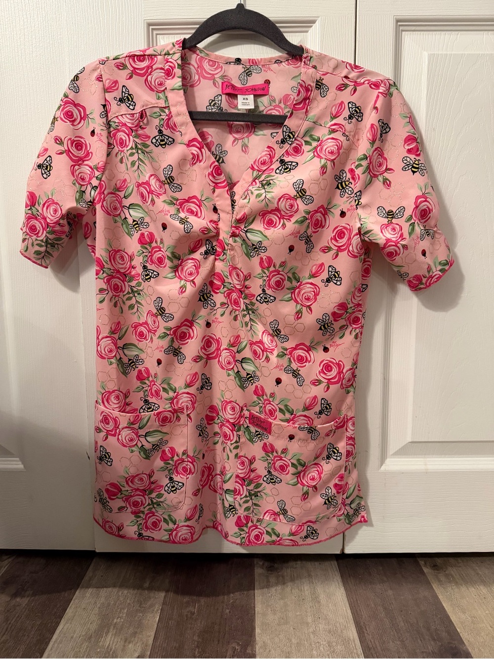 Betsey Johnson Pink Rose & Bee V-Neck Scrub Top XS